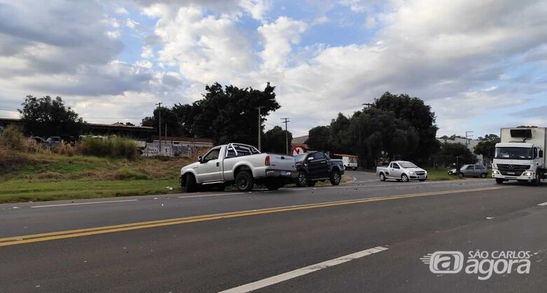 Conversão proibida causa colisão entre caminhonetes na SP-215 - Crédito: Maycon Maximino