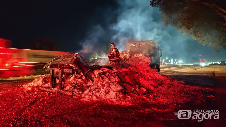 Caminhão carregado com farinha de trigo pega fogo na Rodovia Washington Luís - Crédito: Maycon Maximino