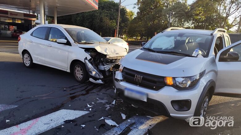 Carros batem em perigoso cruzamento no Cidade Jardim - Crédito: Maycon Maximino