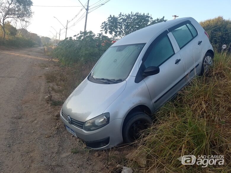 Veículo é encontrado caído em barranco no Jardim Zavaglia - Crédito: Lourival Izaque