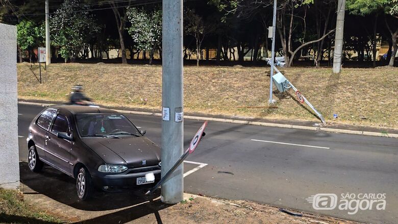 Radar de velocidade é derrubado após acidente no Santa Felícia - Crédito: Maycon Maximino
