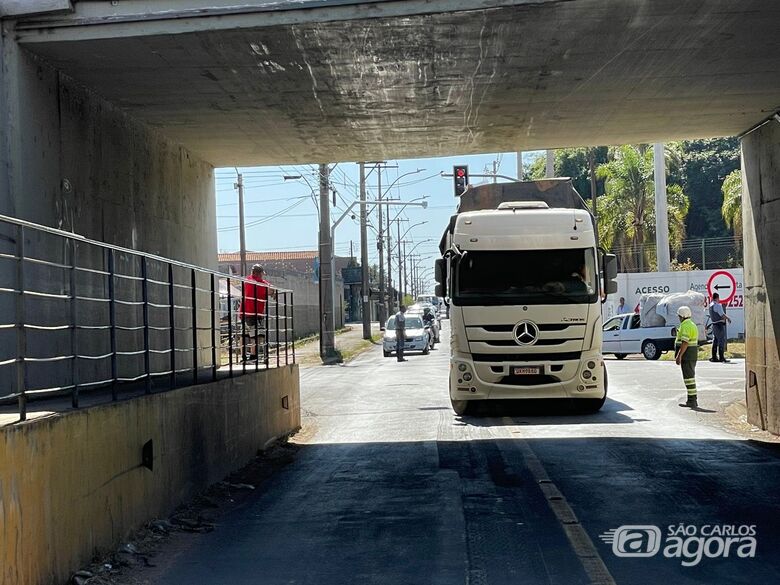 Caminhão fica enroscado no pontilhão do São Carlos 8 - 