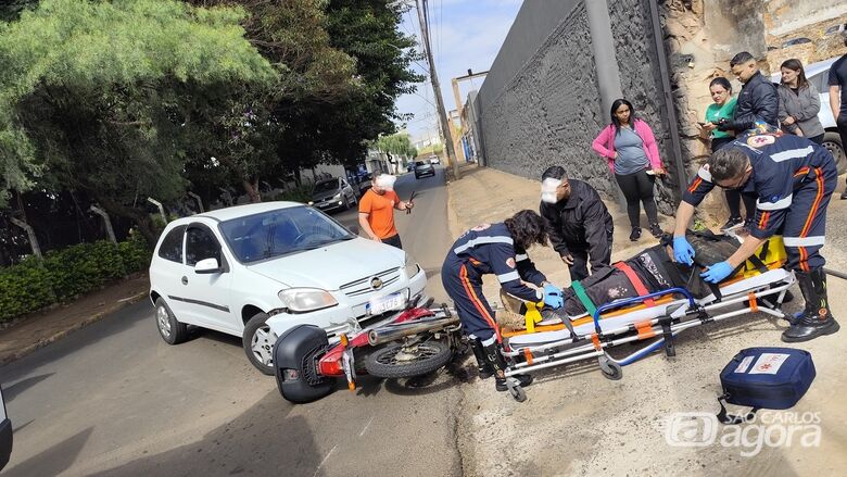 Acidente entre carro e moto deixa homem ferido no centro de São Carlos - Crédito: Maycon Maximino 