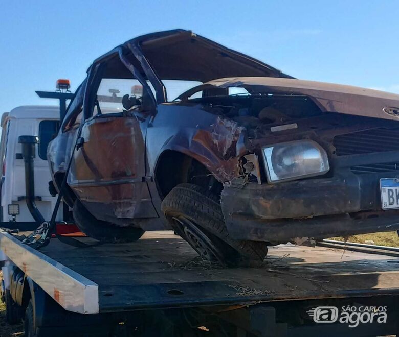 Carro capota próximo ao trevo de Ibaté - Crédito: Rota das Notícias