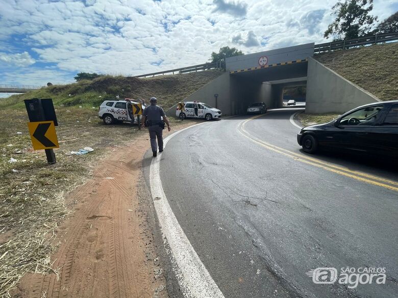  Homem cai em buraco sob viaduto e é resgatado pelos Bombeiros - Crédito: Lourival Izaque 