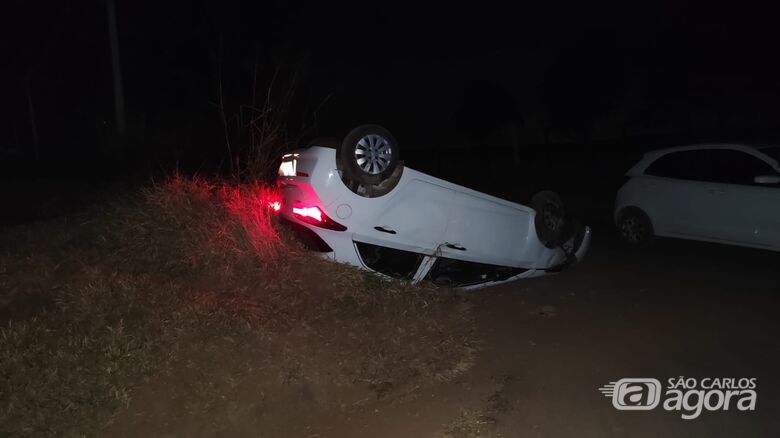 Carro capota após passar sobre barranco na SP-215 - Crédito: Maycon Maximino 