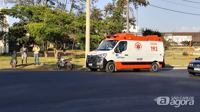 Motociclista cai após colisão na Praça Itália - Crédito: Maycon Maximino