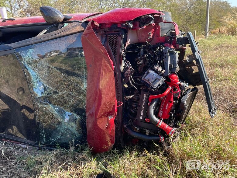 Carros capotam após colisão na SP-318 - Crédito: Lourival Izaque 