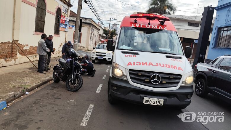 Vítima sendo socorrida - Crédito: Maycon Maximino