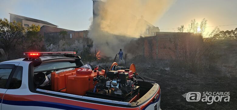 Defesa Civil de Ibaté combate incêndio em vegetação no Jardim América - Crédito: divulgação