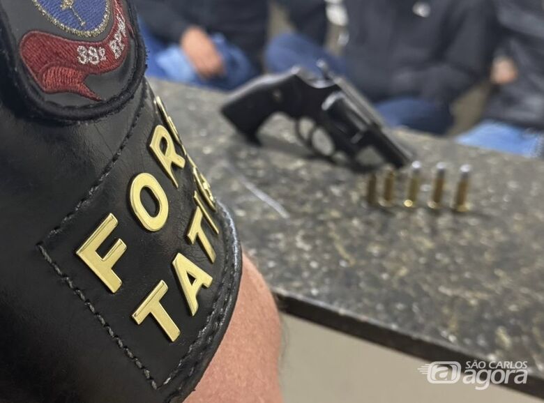 Homem é preso por porte ilegal de arma após perseguição na SP-215 - Crédito: Lourival Izaque