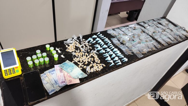 ROCAM e Força Tática prendem dupla por tráfico de drogas no Jardim Gonzaga - Crédito: Maycon 