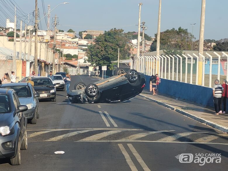 Carro capota após bater em veículo estacionado na Cidade Aracy - Crédito: Colaborador SCA