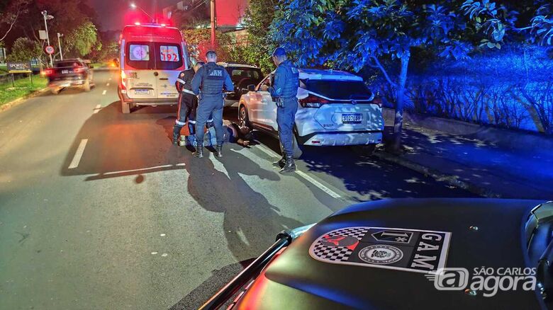 Ciclista fica ferido após ser fechado e  colidir em carro estacionado - Crédito: Maycon Maximino