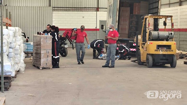 Trabalhador morre após ser prensado por placas solares no bairro Vila Nery - Crédito: Maycon Maximino 