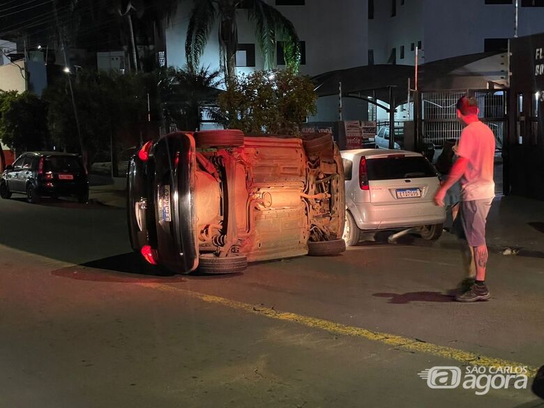 Motorista perde controle e capota carro na Cidade Jardim  - Crédito: Lourival Izaque 