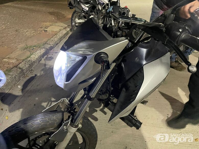 Motoboy sofre acidente ao atropelar cachorro na Avenida São Carlos - Crédito: Lourival Izaque