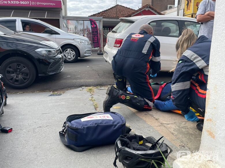 Ciclista colide com porta de carro e é encaminhado à Santa Casa em São Carlos - Crédito: Lourival Izaque 