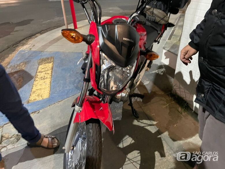 Motociclista sofre queda após colisão no Centro de São Carlos - Crédito: Lourival Izaque 