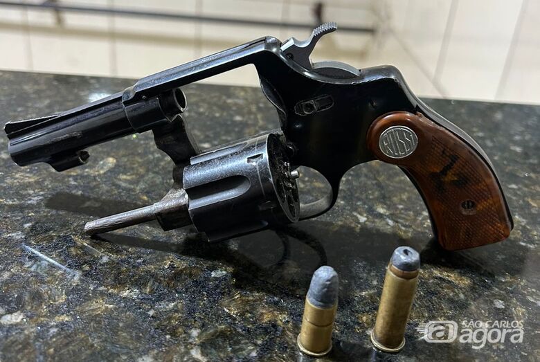 Jovem de 20 anos é preso por porte ilegal de arma em bar e alega que era para proteger o filho - Crédito: Maycon Maximino