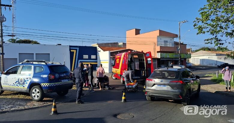 Mulher fica ferida em colisão entre carro e moto no bairro Maria Stella Faga -