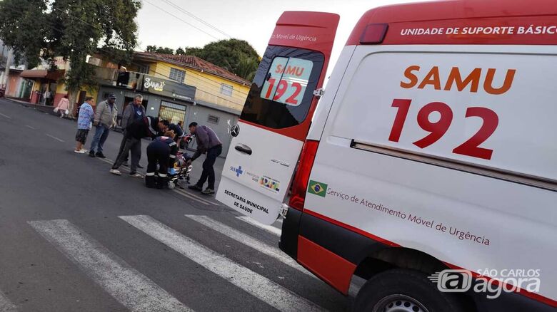 Motoqueiro foge após atropelar idoso na faixa de pedestre - Crédito: Maycon Maximino