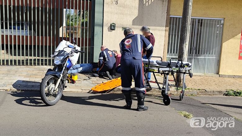 Vítima sendo socorrida - Crédito: Maycon Maximino