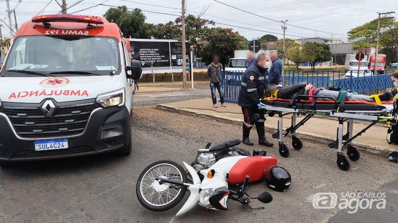 Motociclista fica ferido em colisão com carro no centro de São Carlos - Crédito: Maycon Maximino