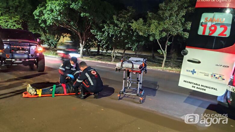 Vítima sendo socorrida  - Crédito: Maycon Maximino