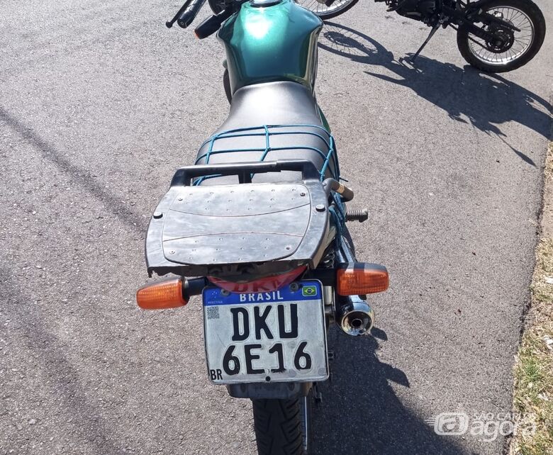 Jovem de 18 anos é preso por adulterar placa de motocicleta em Ibaté -