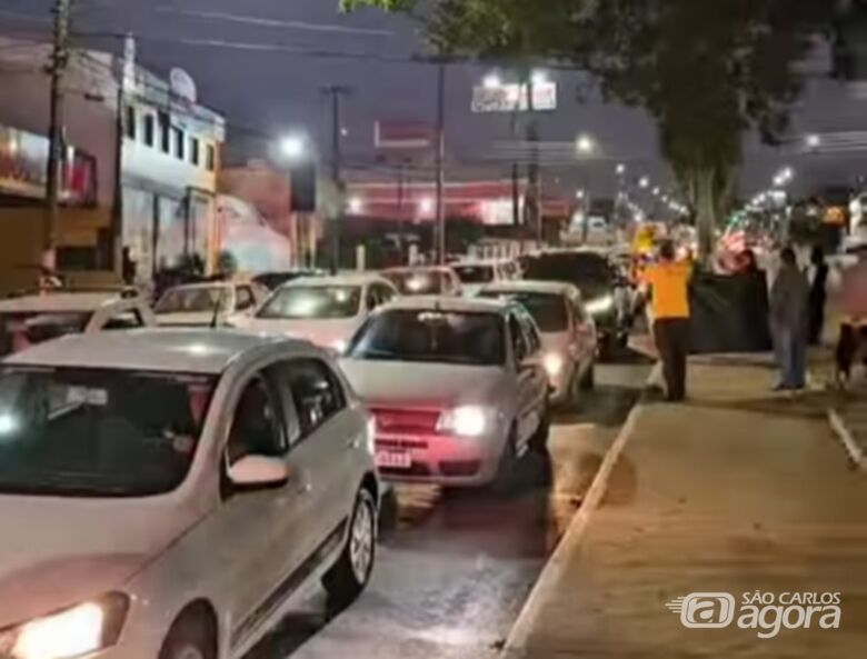 Buzinaço reúne manifestantes pró Bolsonaro na Praça Itália em São Carlos -