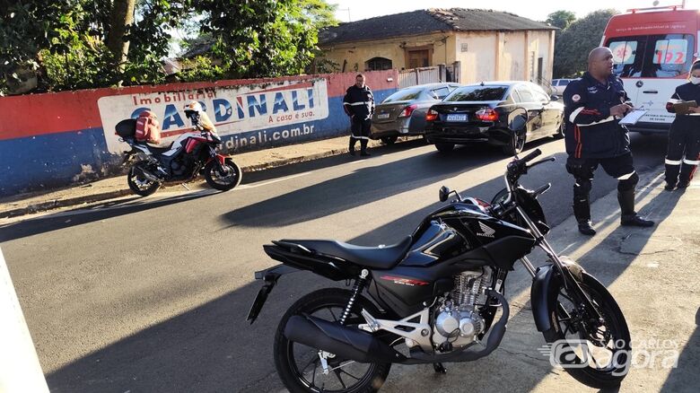 Colisão traseira entre moto e carro é registrada na Vila Nery - Crédito: Maycon Maximino