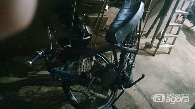 Bicicleta motorizada após a colisão  - Crédito: Colaborador 