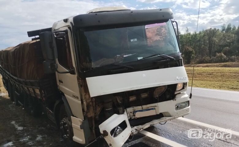 Caminhão carregado com leite bate atrás de carreta na Washington Luís - Crédito: CCI Artesp