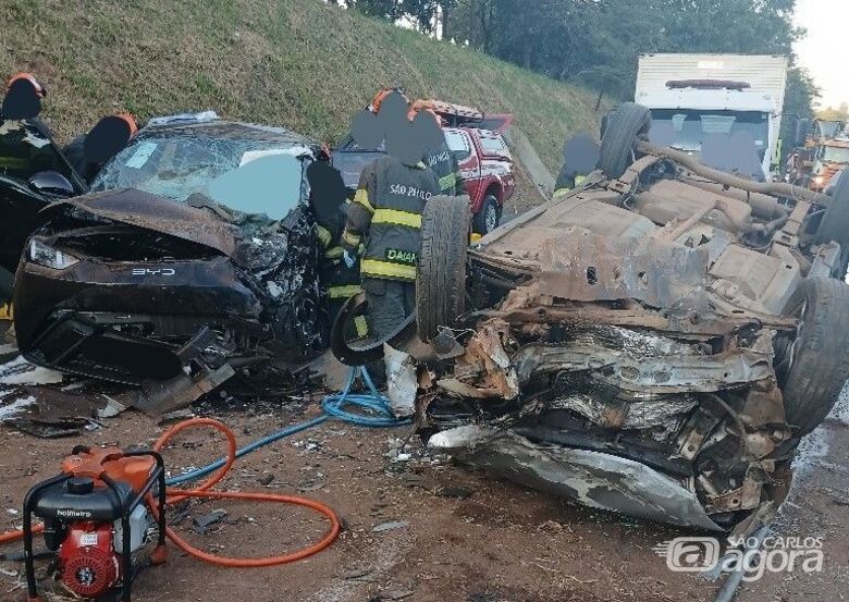 Colisão frontal com capotamento deixa ao menos quatro vítimas na Washington Luís - Crédito: Artesp