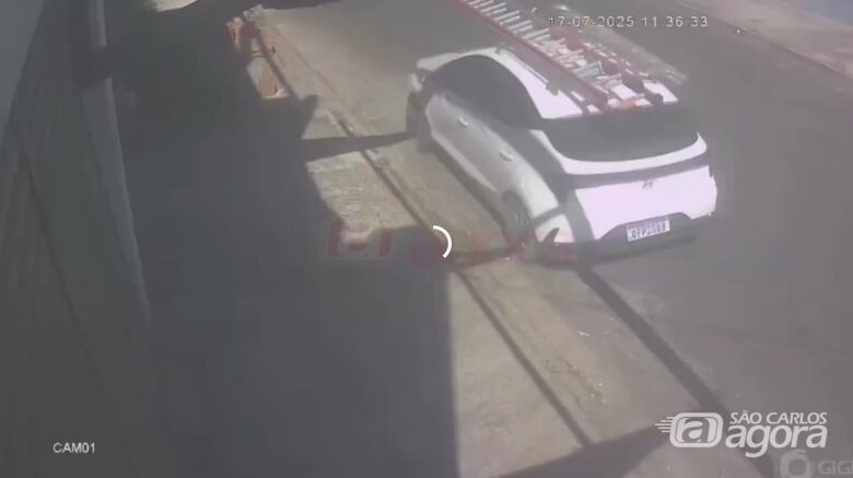 Câmera de segurança registra capotamento em São Carlos; veja o vídeo - Crédito: divulgação