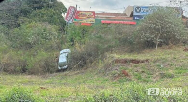 Carro desgovernado desce barranco no Portal do Sol em São Carlos - Crédito: Whatsapp SCA