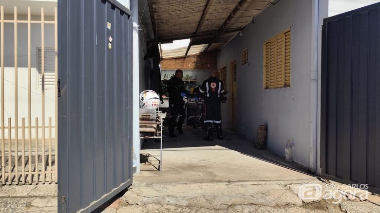 Vítima sendo socorrida  - Crédito: Maycon Maximino 