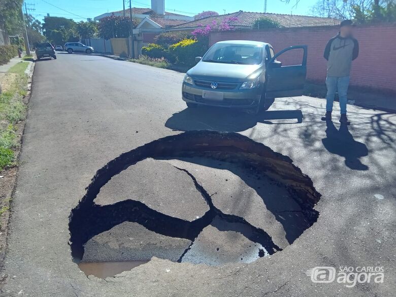 Cratera se abre e interdita rua na Vila Elizabeth em São Carlos - Crédito: Colaborador