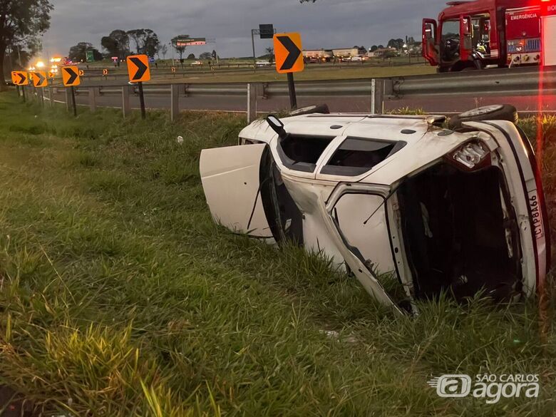 Veículo capota em alça de acesso da SP-215 e deixa mulher e criança feridas - Crédito: Lourival Izaque 
