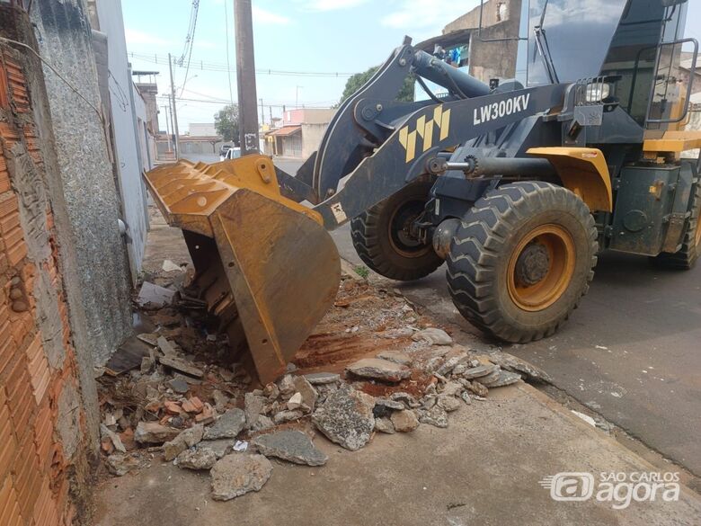 Prefeitura de Ibaté realiza limpeza em casa com acúmulo de lixo no Jardim Cruzado - 