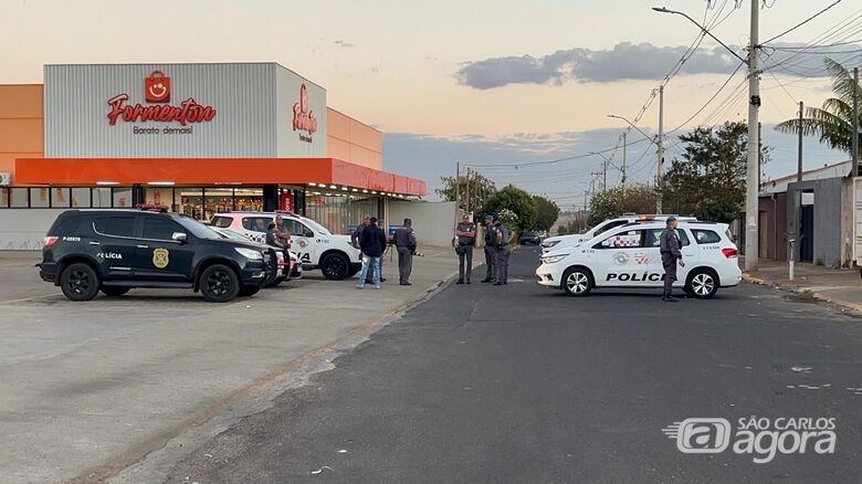 Criminosos invadem supermercado e tentam explodir caixa eletrônico - Crédito: Flavio Fernandes
