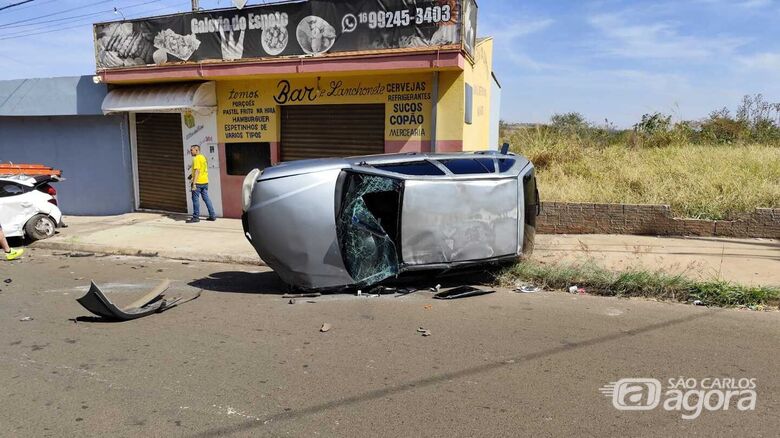 Colisão entre veículos termina em capotamento e dois feridos em São Carlos - Crédito: Maycon Maximino