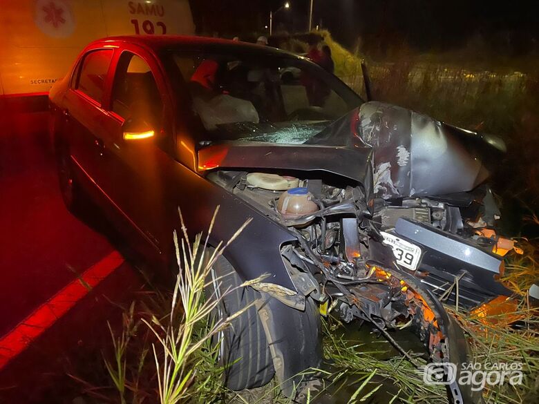 Carro colide contra poste após passar reto em rotatória na Estrada Manoel Nunes - Crédito: Lourival Izaque