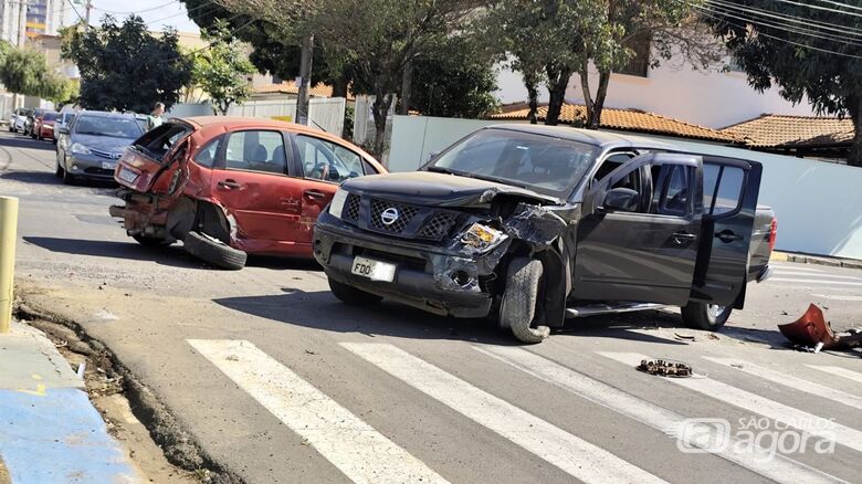 Condutor passa mal e colide com dois veículos estacionados na Rua Dom Pedro II - Crédito: Maycon Maximino