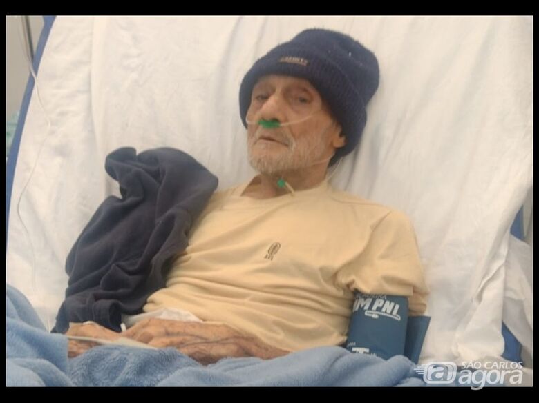 Idoso de 82 anos com pneumonia espera por vaga na Santa Casa - 