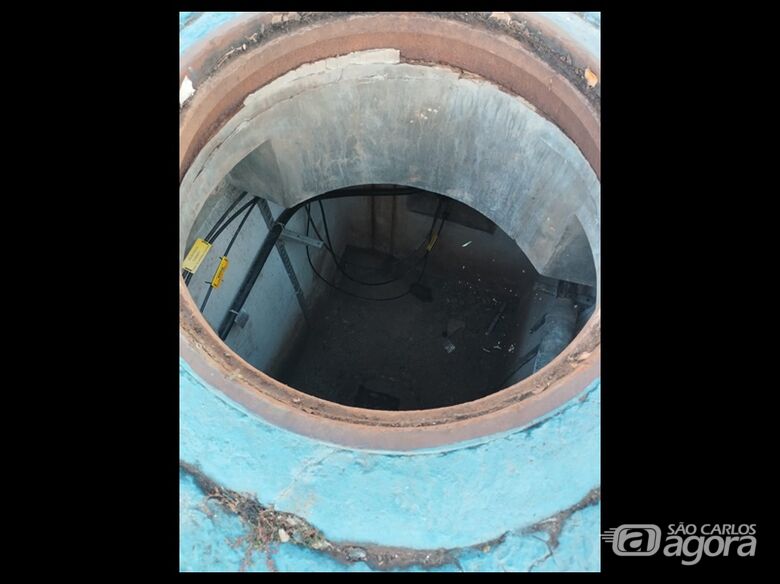 Buraco em calçada preocupa moradores no Jardim Ricetti -