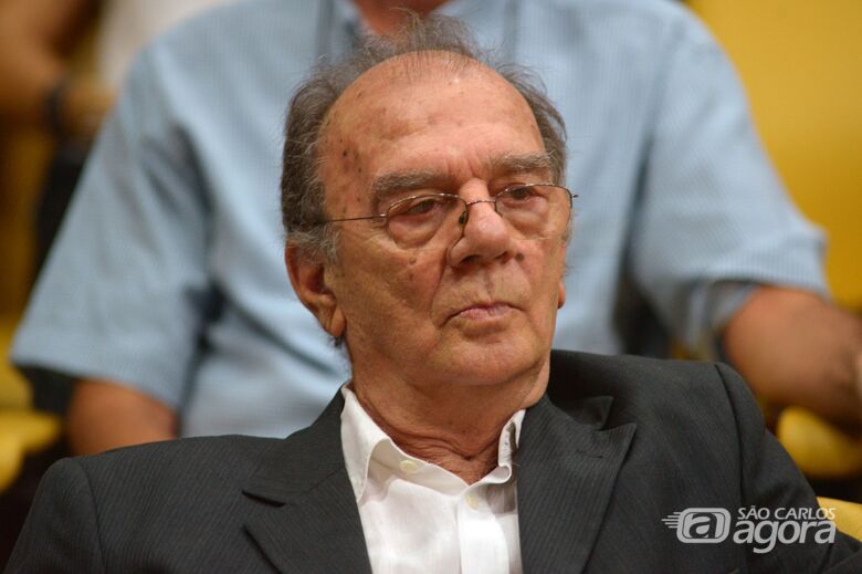 O químico Gilberto Chierice: Por 20 anos Chierice produziu e distribuiu gratuitamente a fosfoetanolamina. A pesquisa em seu laboratório do IQSC/USP chegou a distribuir 50 mil cápsulas por mês - Crédito: Alesp reprodução