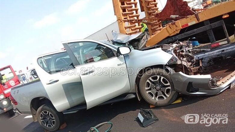 Motorista fica presos nas ferragens após colidir em caminhão parado na SP-326 - Crédito: Artesp