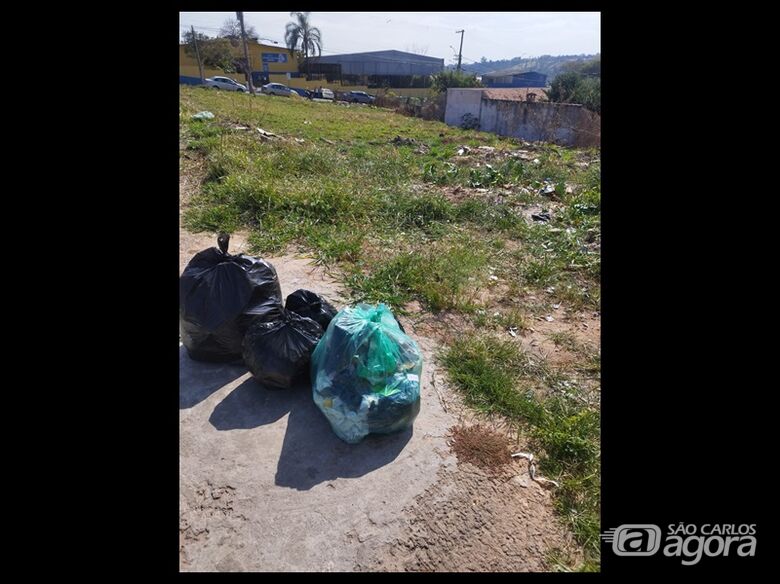 Moradores denunciam acúmulo de lixo e mau cheiro em rua no Cidade Aracy -